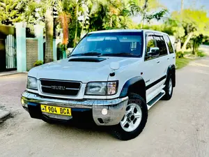 Photo - Isuzu Trooper 2002 White