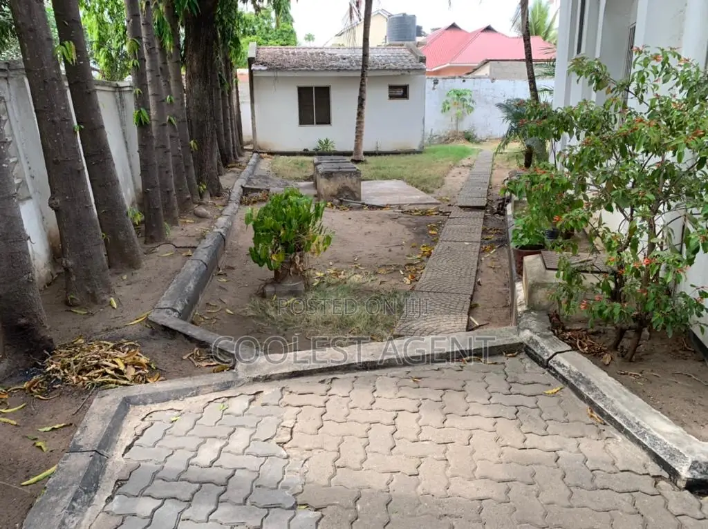 Furnished 5bdrm Bungalow in Msasani, Kinondoni for rent