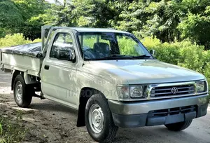 Photo - Toyota Hilux 2002 White