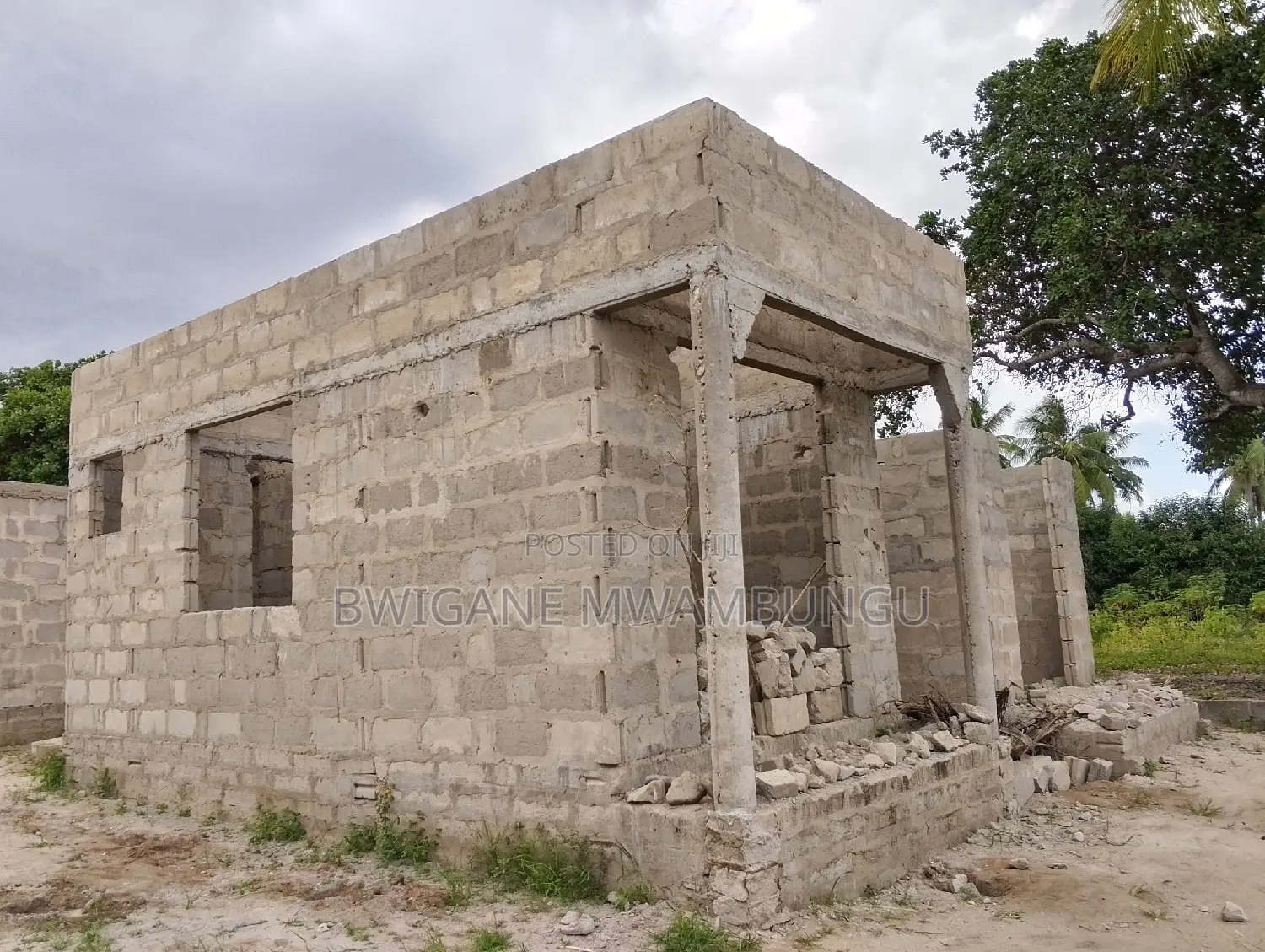 7bdrm Apartment in Mwambungu Broker, Msongola for sale