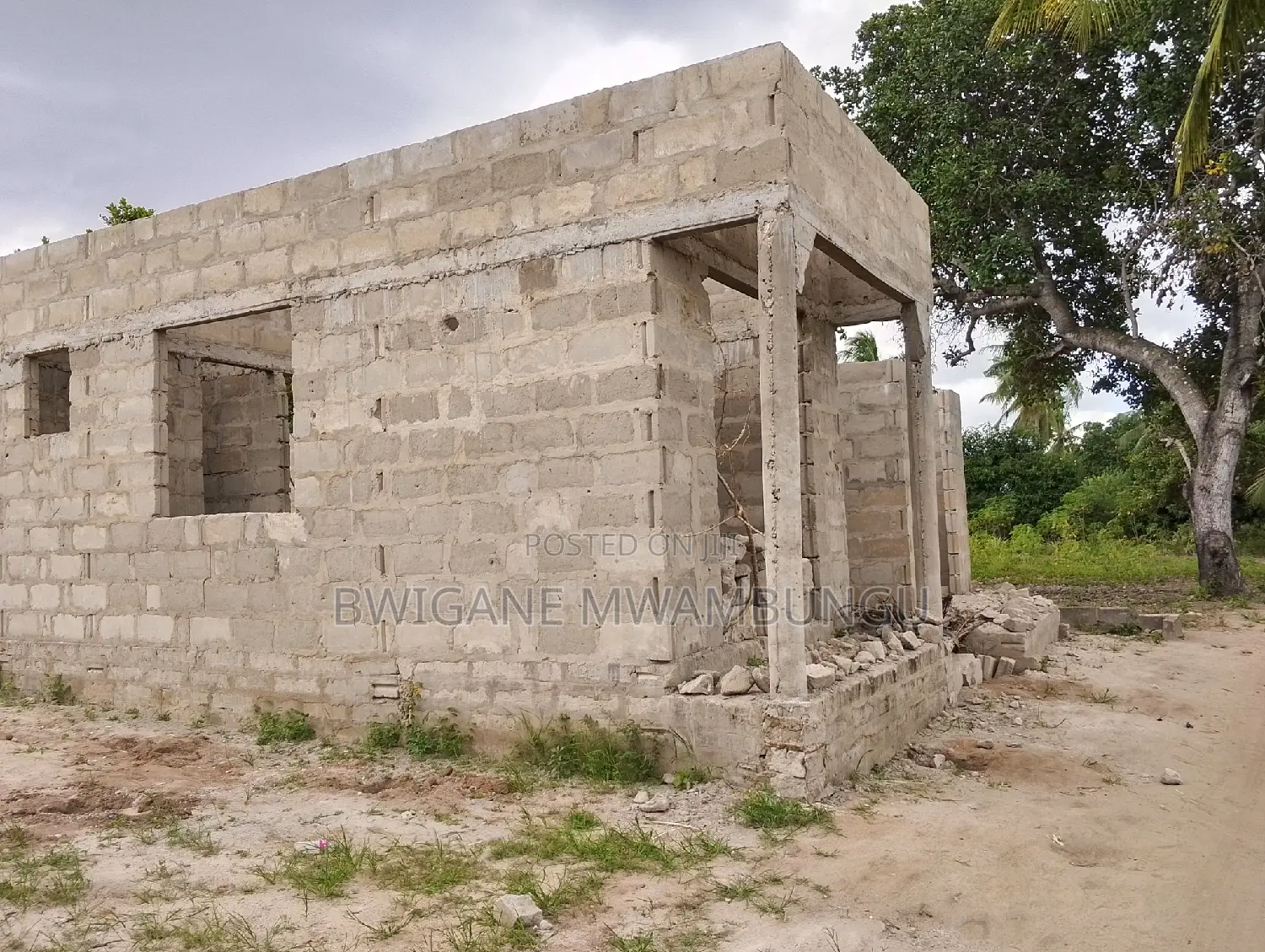 7bdrm Apartment in Mwambungu Broker, Msongola for sale