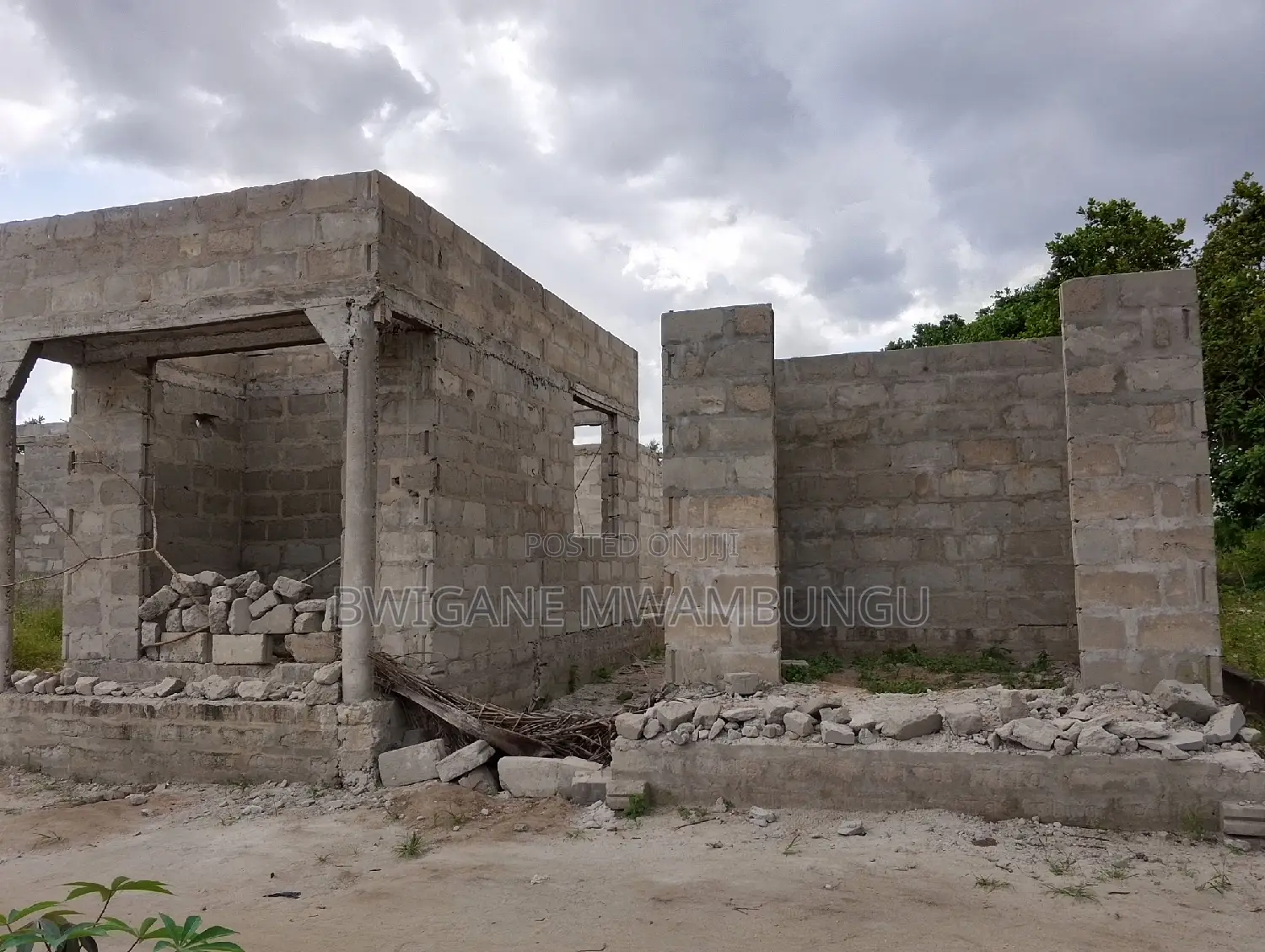 7bdrm Apartment in Mwambungu Broker, Msongola for sale
