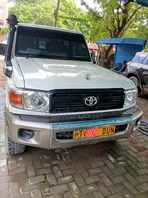 Toyota Land Cruiser 2005 White