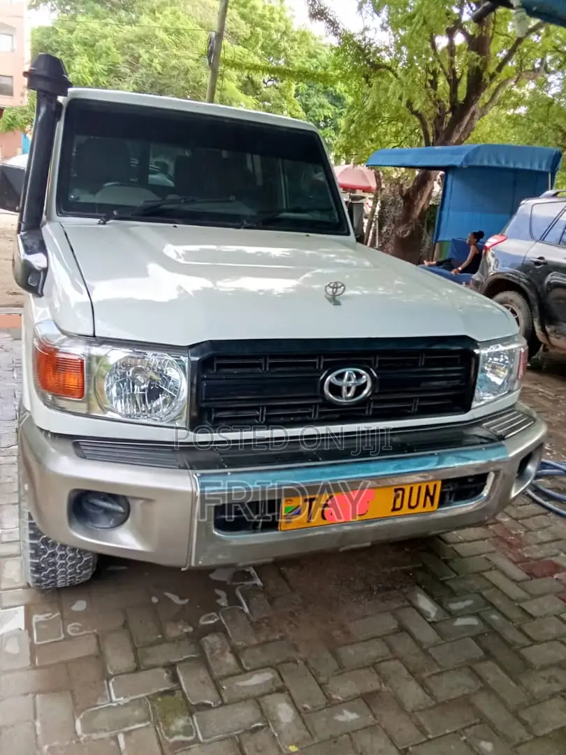 Toyota Land Cruiser 2005 White