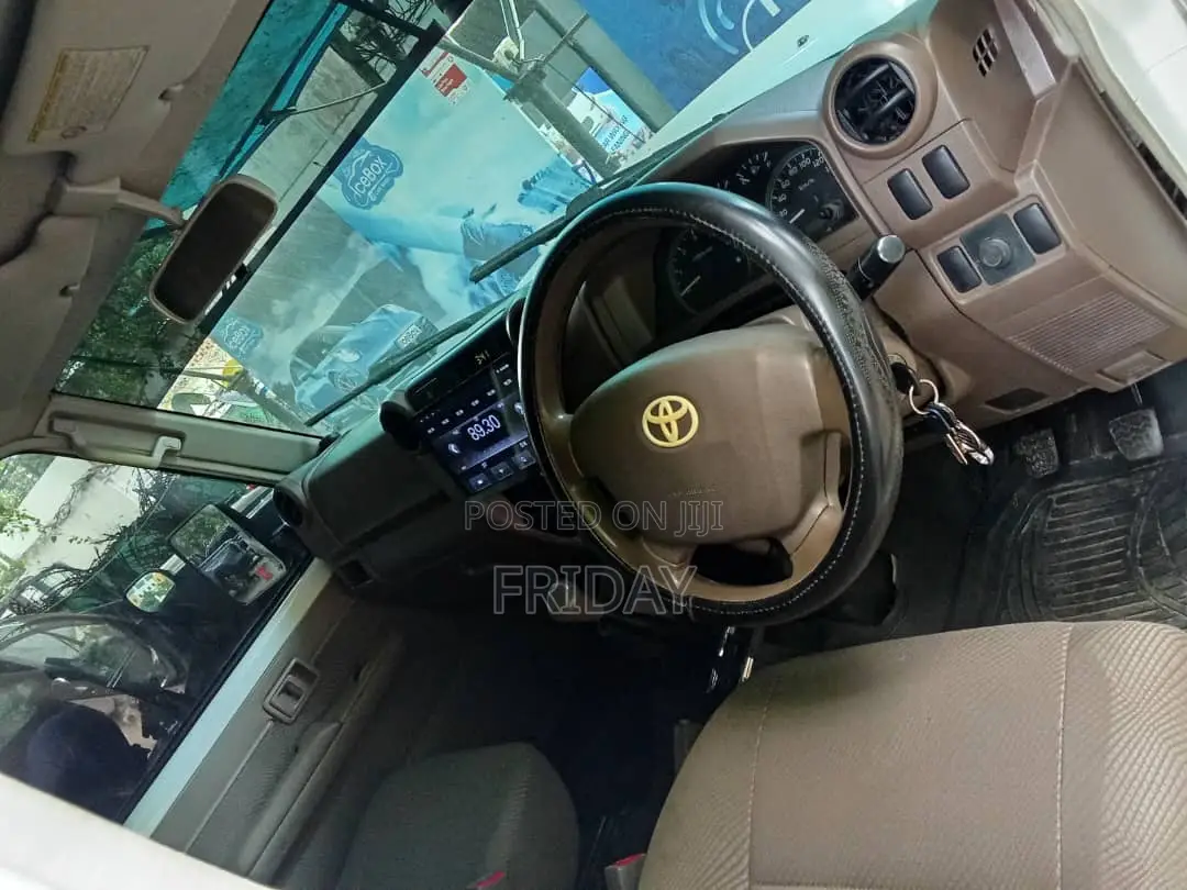 Toyota Land Cruiser 2005 White
