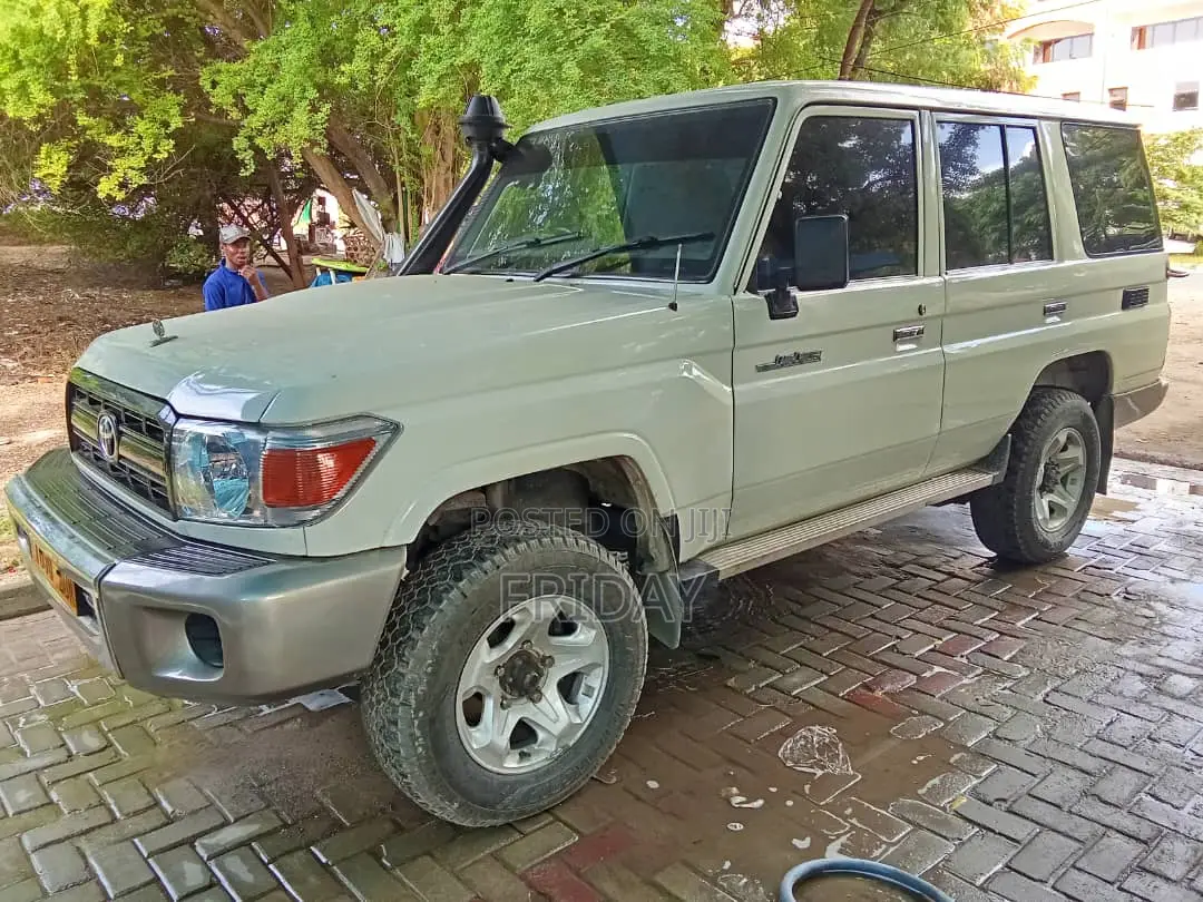 Toyota Land Cruiser 2005 White