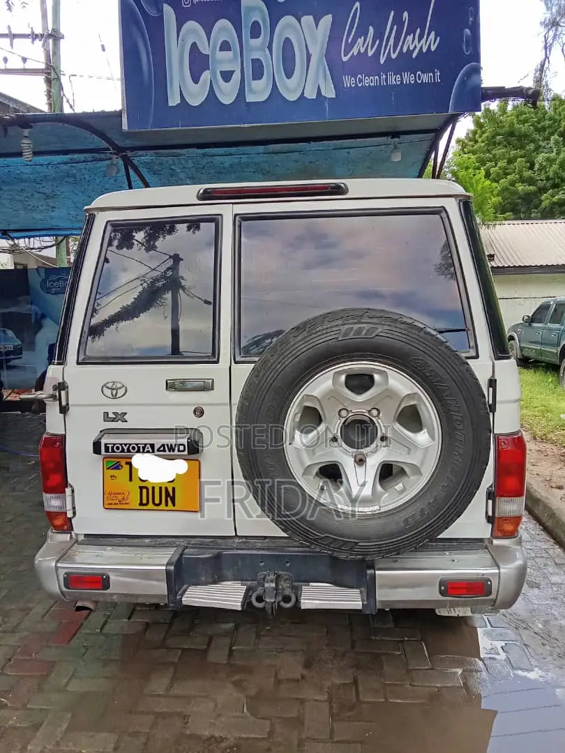 Toyota Land Cruiser 2005 White