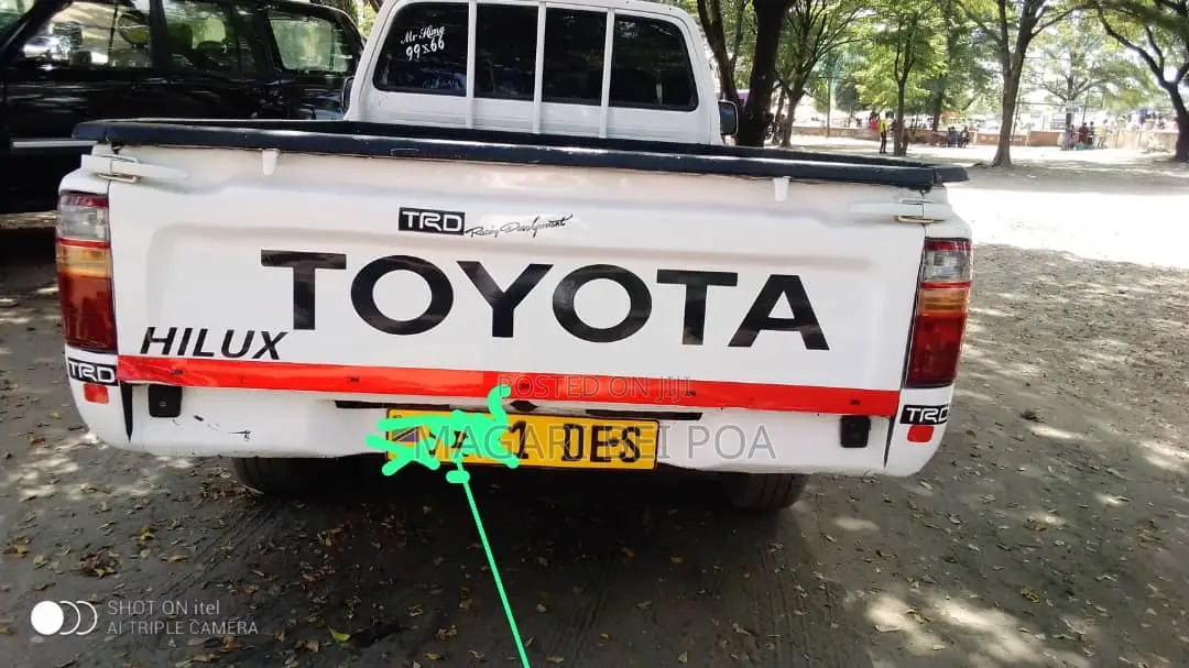 Toyota Hilux 2.5 Cab 2005 White