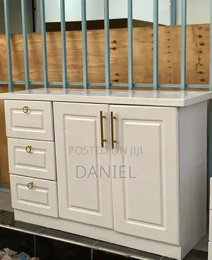 Photo - Kitchen Cabinet Nyeupe Milango Miwili Na Droo Tatu