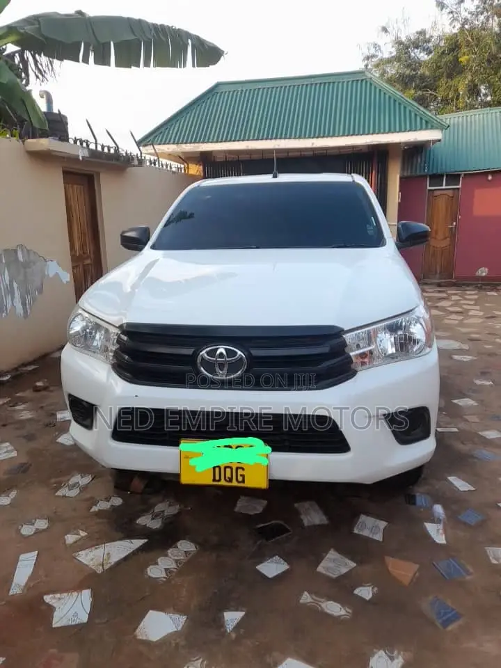 Toyota Hilux 2018 White