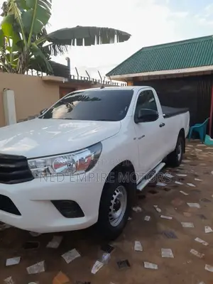 Toyota Hilux 2018 White