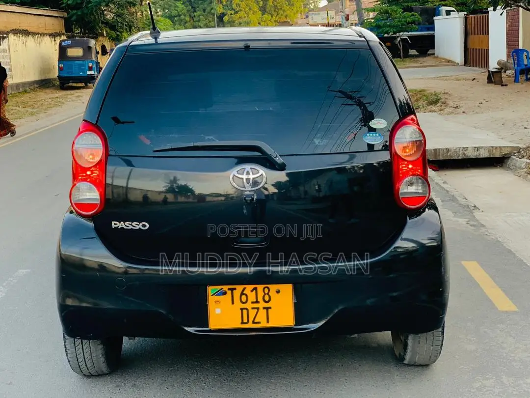 Toyota Vitz 2010 Black