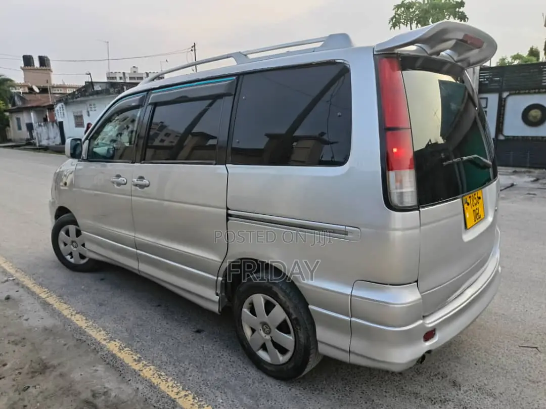 Toyota Noah 2005 Silver