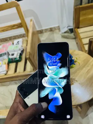 Photo - Samsung Galaxy Z Flip3 5G 256 GB Black