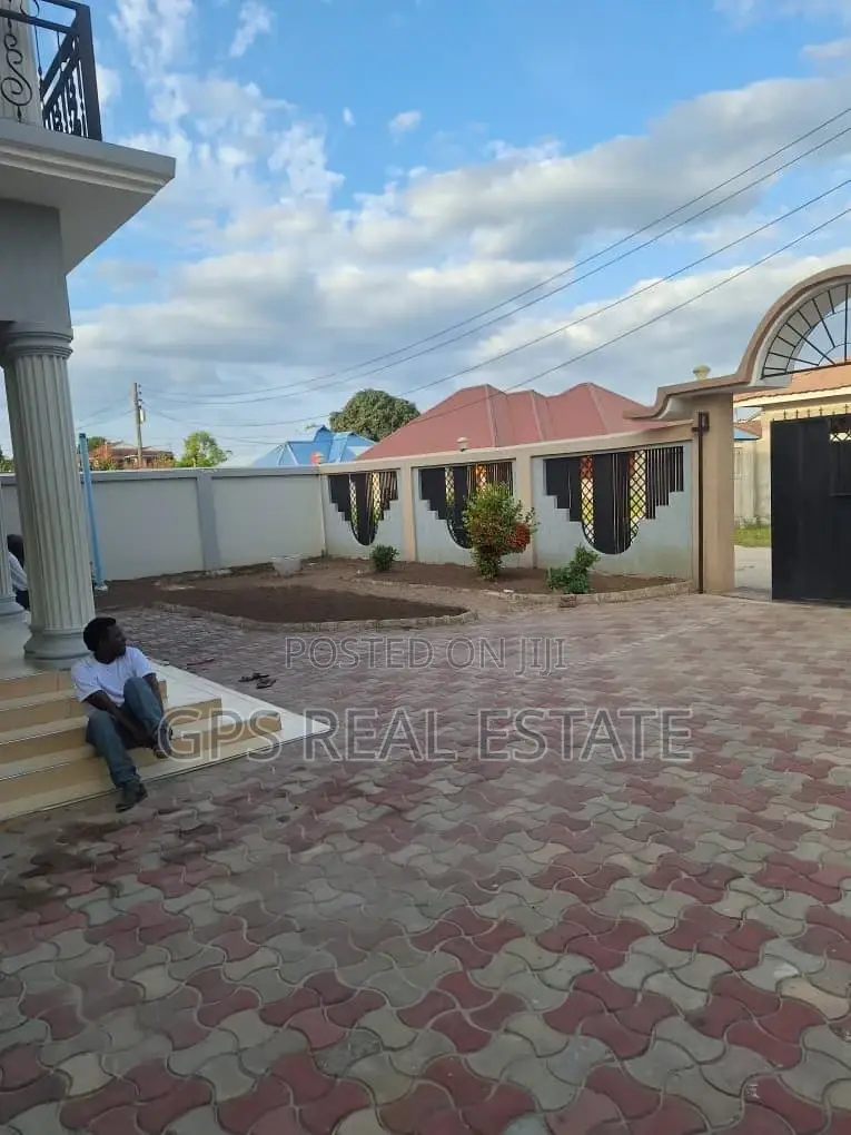 5bdrm House in Tegeta Namanga, Kinondoni for sale