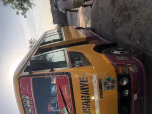 Mitsubishi Fuso Rosa 2000 Orange