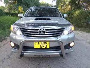 Photo - Toyota Fortuner 2013 Silver