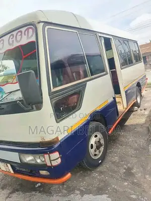 Mitsubishi Fuso Rosa 2000 White