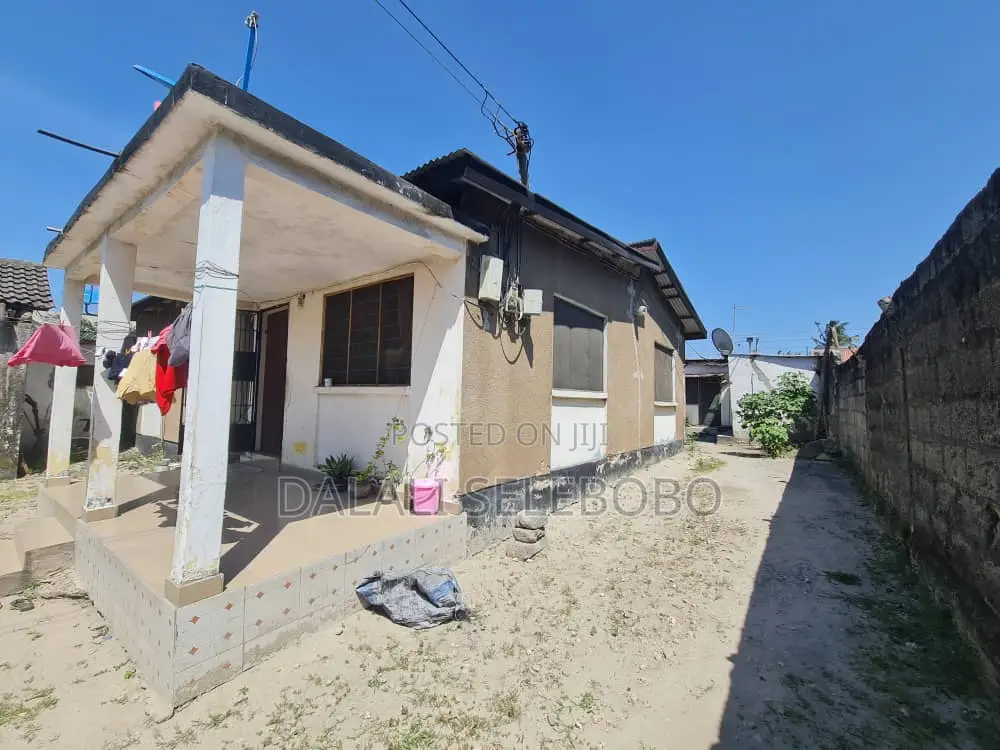 6bdrm Bungalow in Makumbusho, Kinondoni for sale