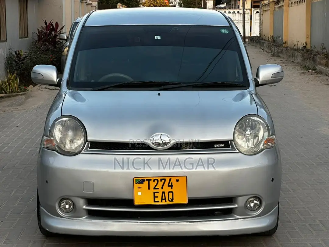 Toyota Sienta 2005 Silver