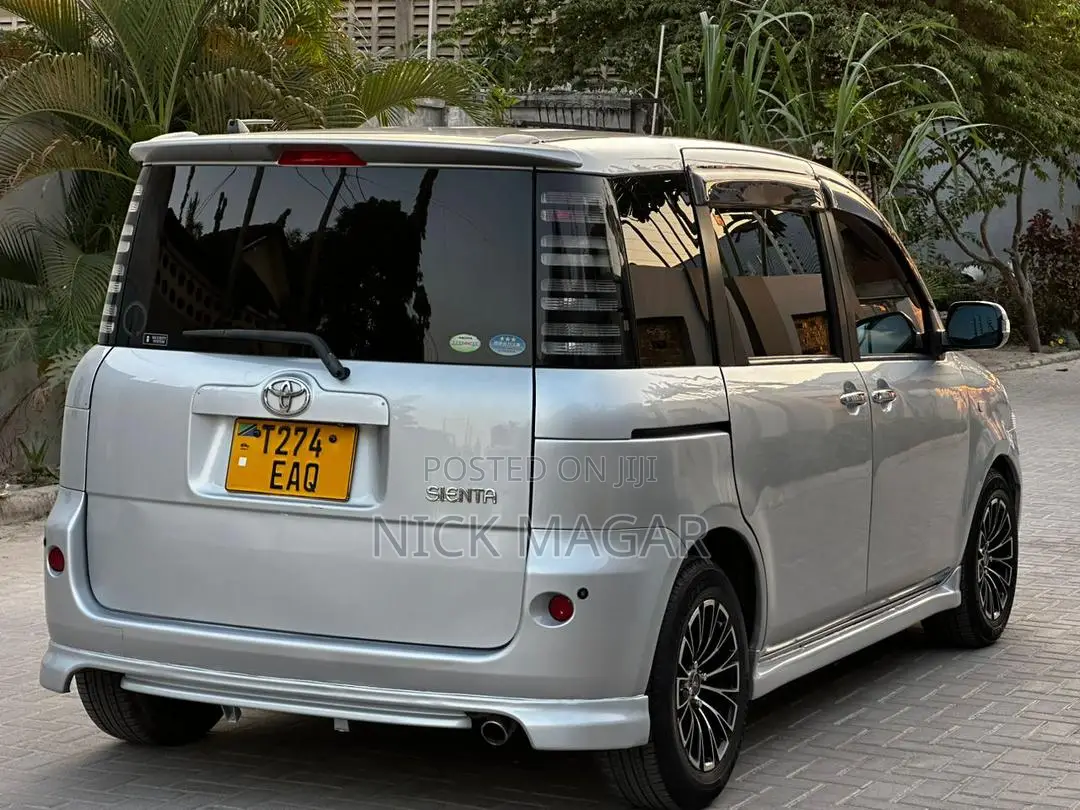 Toyota Sienta 2005 Silver