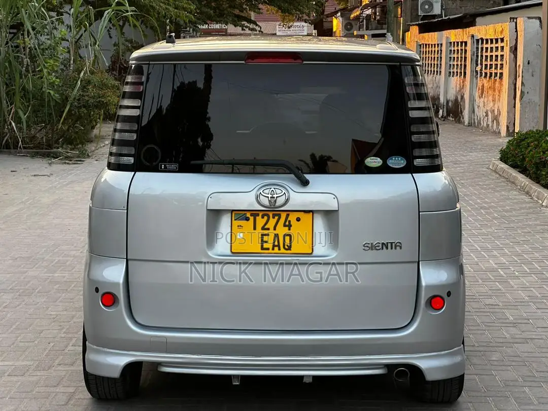 Toyota Sienta 2005 Silver