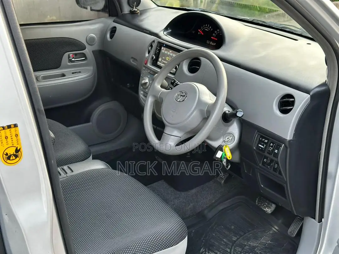 Toyota Sienta 2005 Silver