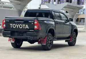 Toyota Hilux 2022 Black