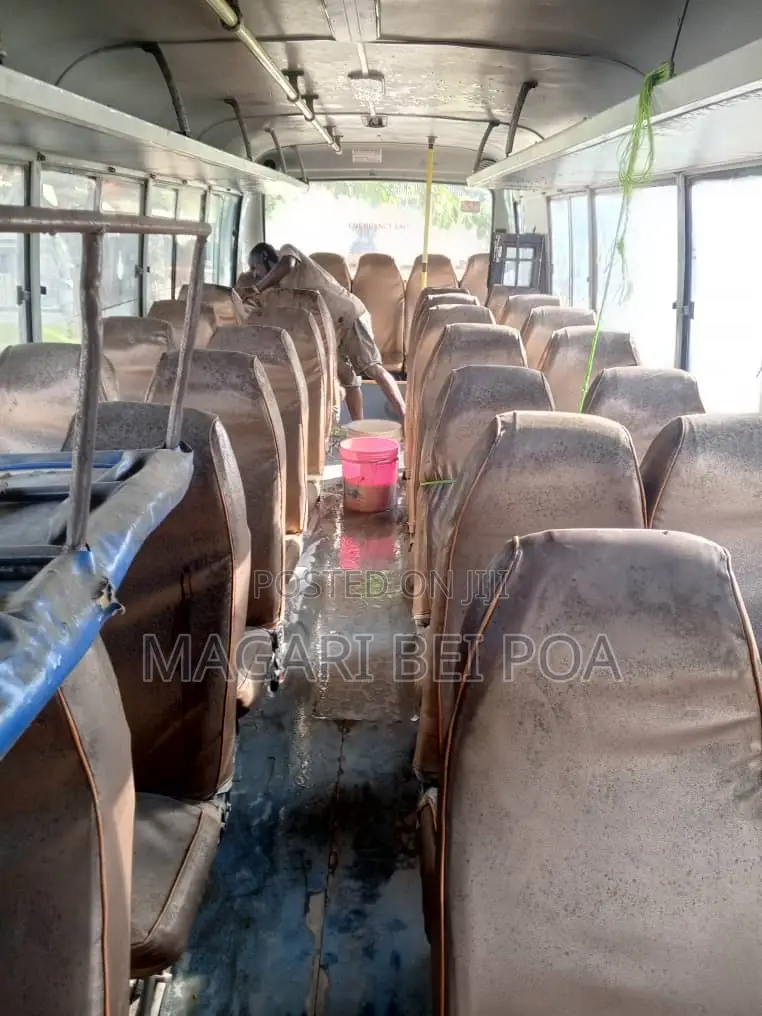 Tata Starbus Ultra Skool 2006 Orange