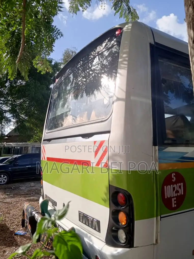 Tata Starbus Ultra Skool 2006 Orange