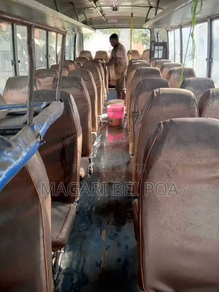 Tata Starbus Ultra Skool 2006 Orange