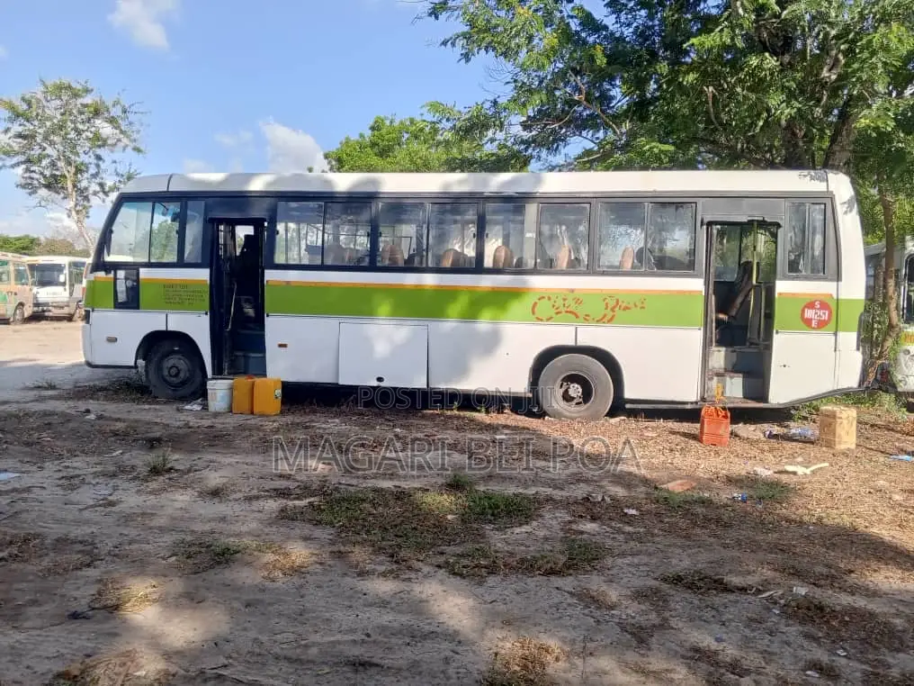 Tata Starbus Ultra Skool 2006 Orange