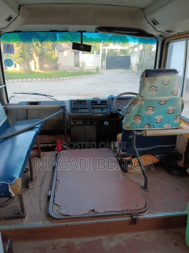 Mitsubishi Fuso Rosa 1999 Orange