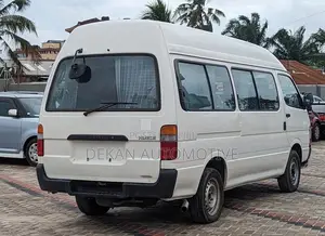 Toyota HiAce 1999 White