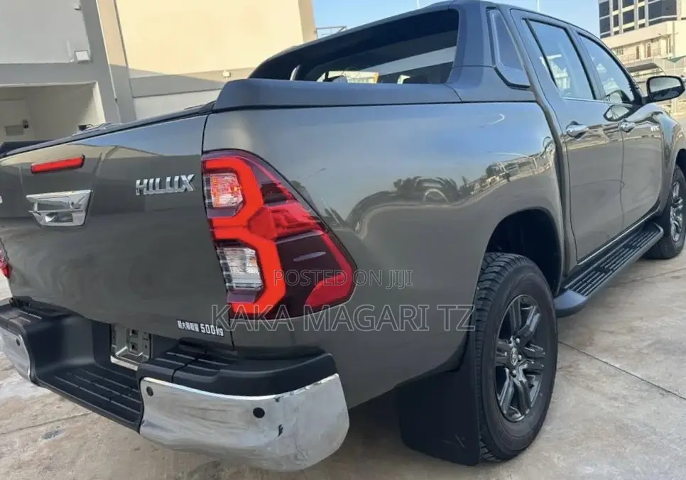 New Toyota Hilux 2022 Gray