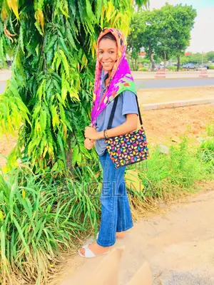 Mhudumu Wa Duka Wa Kike Anahitajika