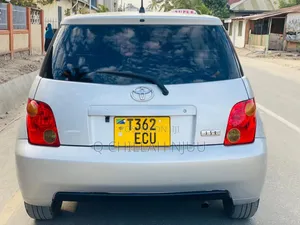 Toyota IST 2004