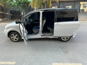 Toyota Sienta 2005 Silver