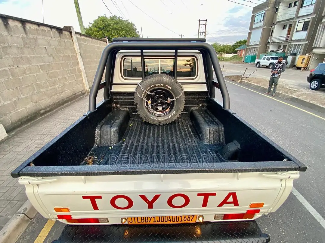 Toyota Land Cruiser 2005 White