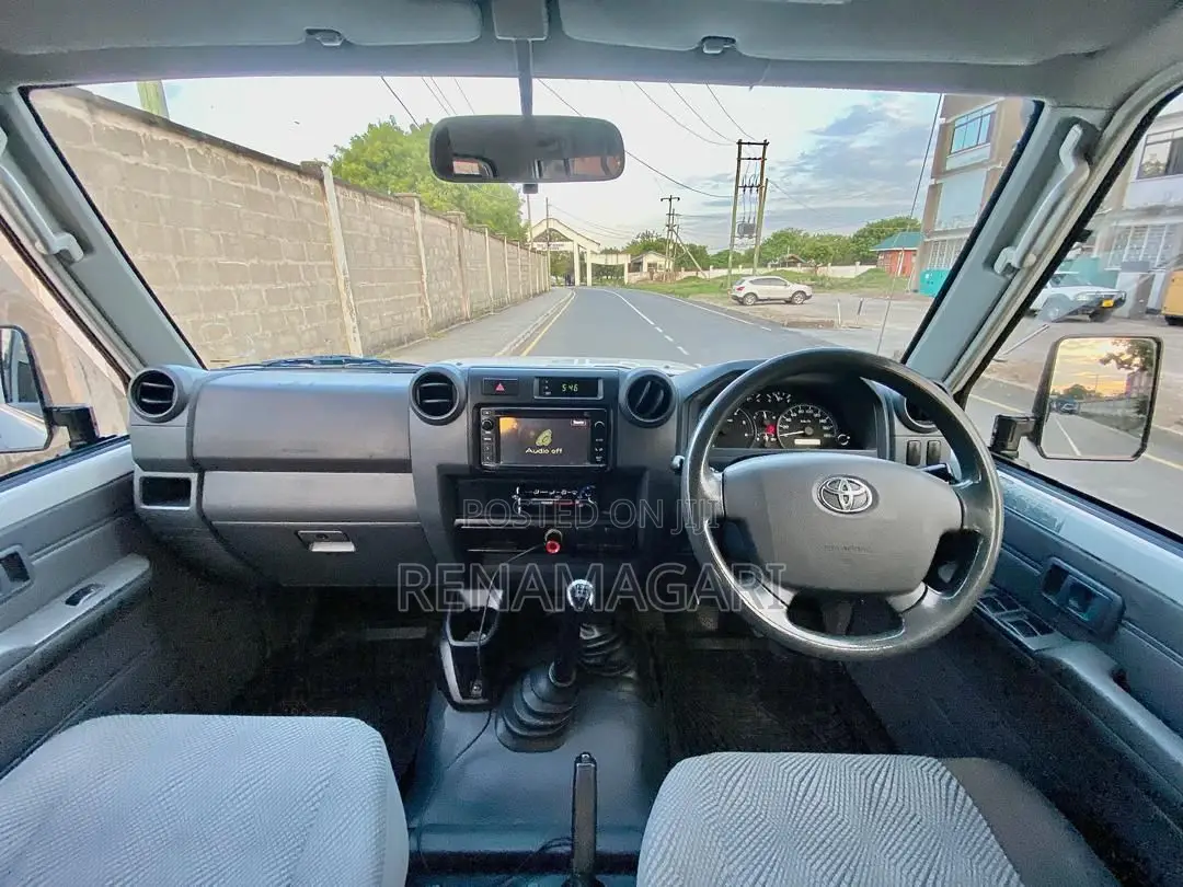 Toyota Land Cruiser 2005 White