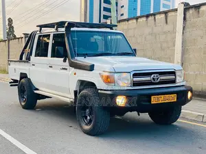 Toyota Land Cruiser 2005 White