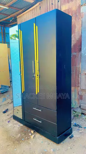 Kabati Milango Mitatu Zuri Sanaaa