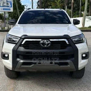 Toyota Hilux 2021 White