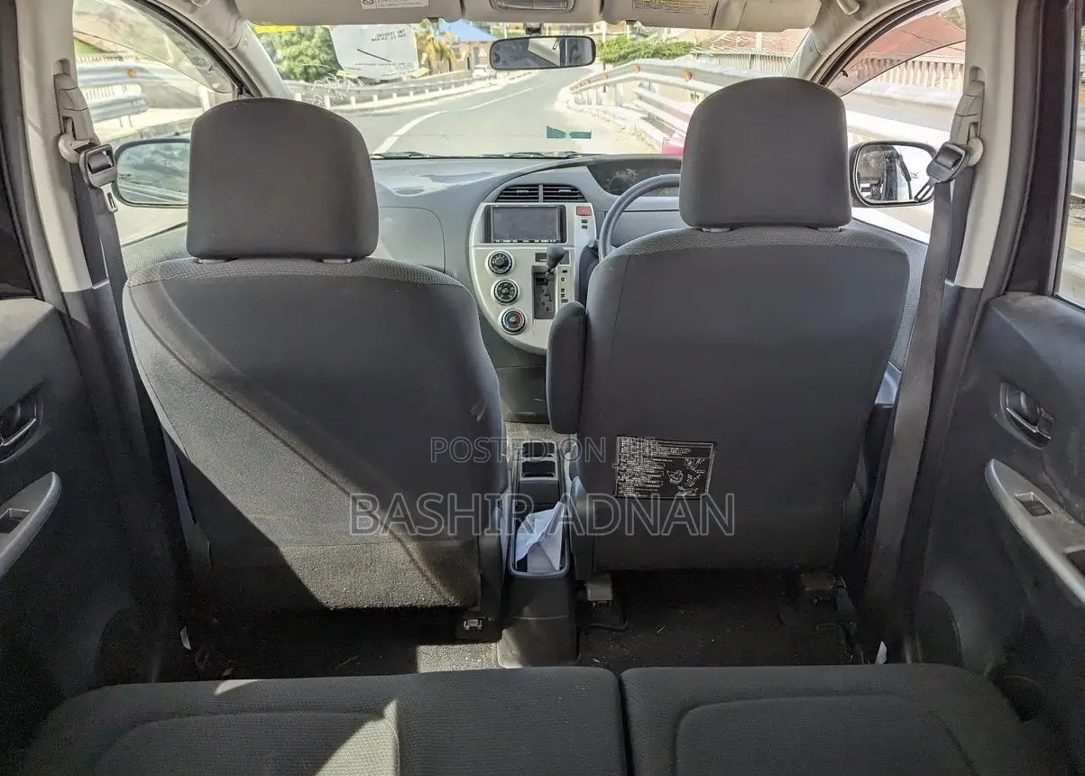 Toyota Ractis 1.3 FWD 2010 Black