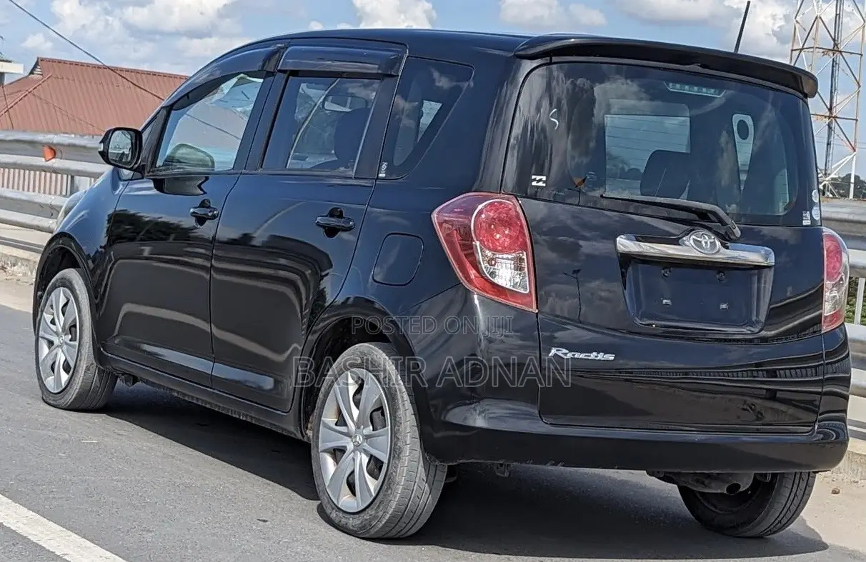 Toyota Ractis 1.3 FWD 2010 Black