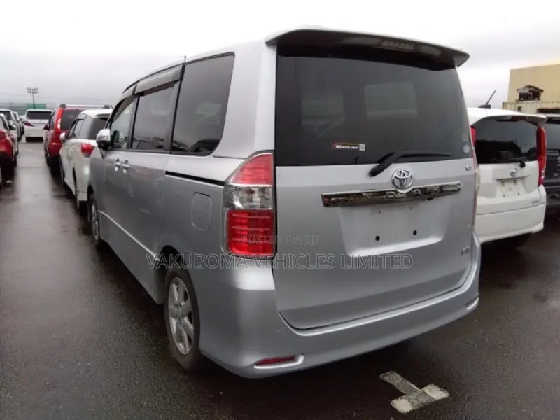 Toyota Noah 2007 Silver