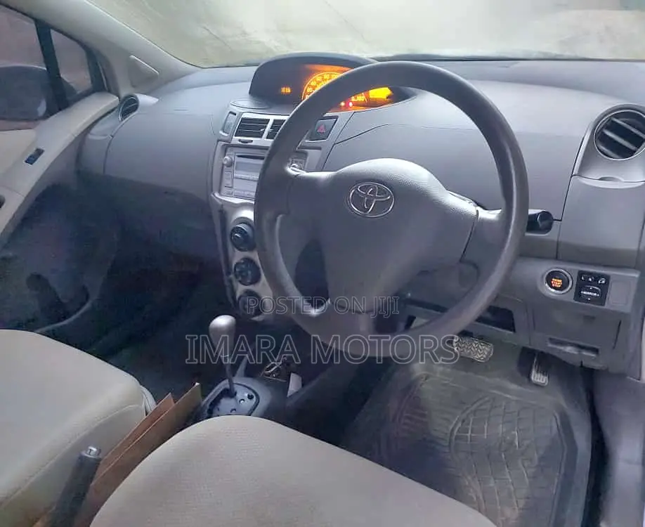 Toyota Vitz 2009 Silver