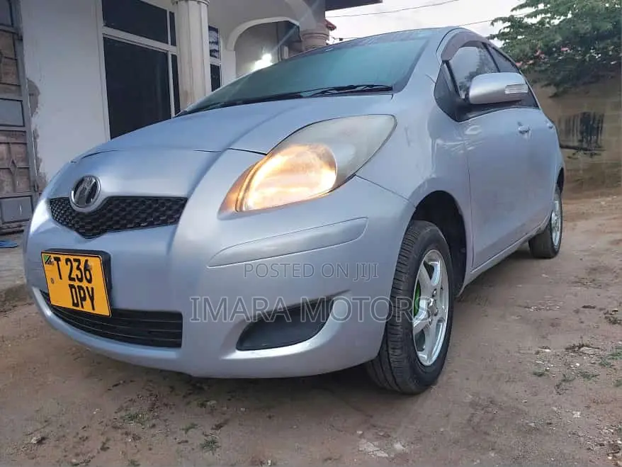 Toyota Vitz 2009 Silver
