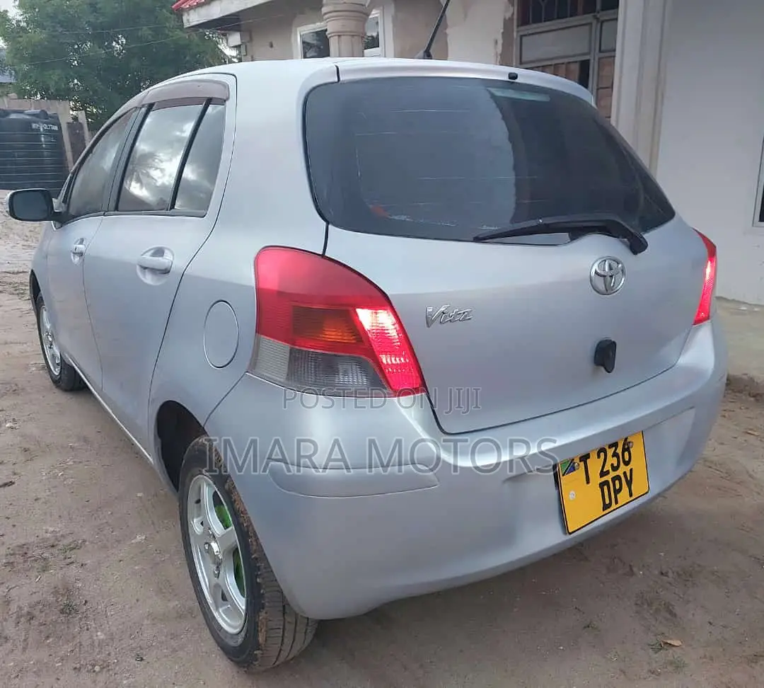 Toyota Vitz 2009 Silver