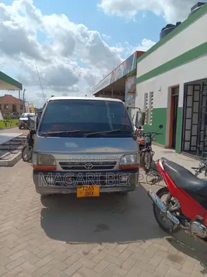 Toyota HiAce 2002 Silver